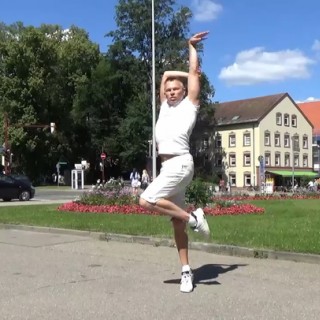 Порно девки трахают друг друга страпоном