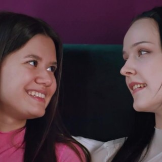 Две лесбиянки отлично вместе шалят