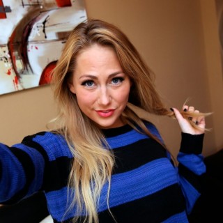 Милая красивая деваха сосет и ебется